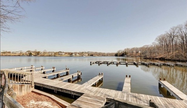 Waterview Lake Anna home, boat slip, beach, fire pit, 1-acre, deck