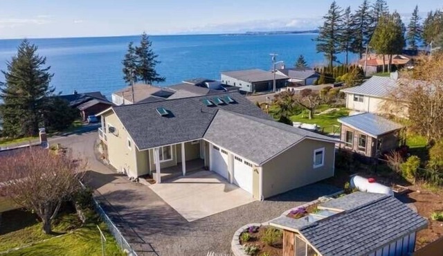 Waterview of Islands and Mts