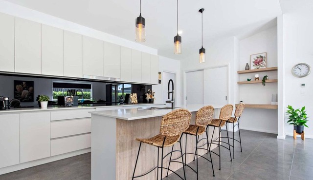 Waterway Retreat - Serene Living, Entertains 8