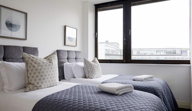 Watford WD18 - Gorgeous 2Bedroom/2Bathroom Flat with FREE WIFI and Parking