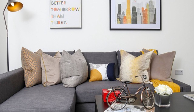 Watford WD18 - Rare-find and Spacious 3 Bed Flat with free parking