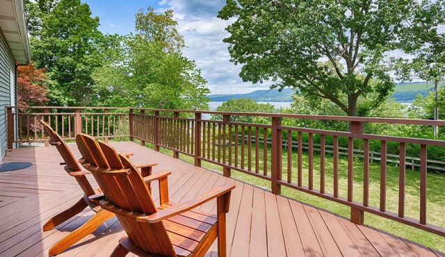 Watkin' Lakeside: "Right Along Seneca Lake Wine Trail - Near Watkins Glen!"