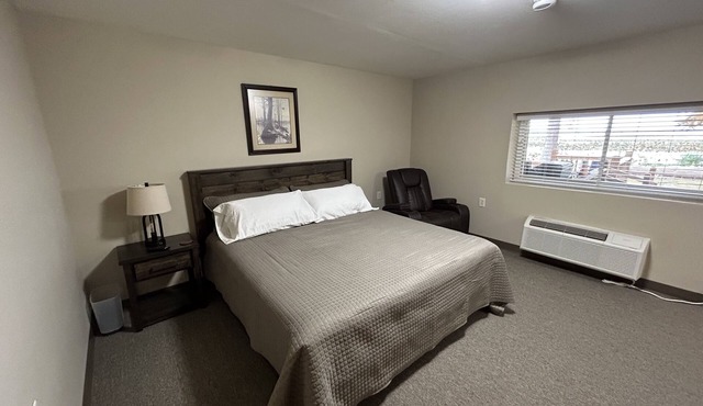 Watrerfornt Lodge on Reelfoot Laken8,000 sq feet sits on 3 Acersn12 Bed Roomsn