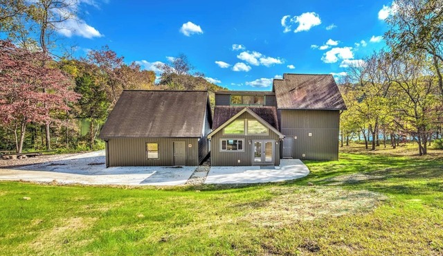 Watt a Retreat on Watt`s Bar Lake, sleeps 6-8 King