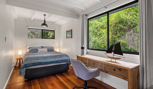 Wattle Cabin - Creekside stay in Nature