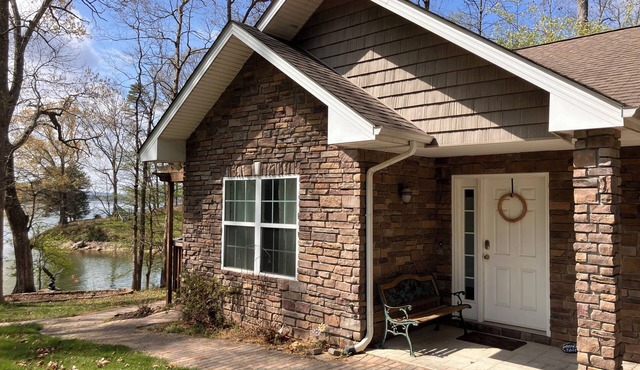 Watts Bar Lakefront nCharming 1-bedroom house with AC in cozy Kingston, Harriman