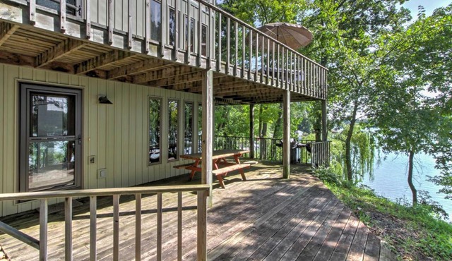 Waupaca Lakefront Home w/Pool Table & Dock!