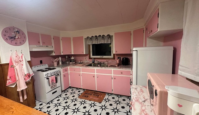 Wavabell Step Back to the ’60s—Groovy Stay with a Pink Kitchen Dream! 3bd-2 bath