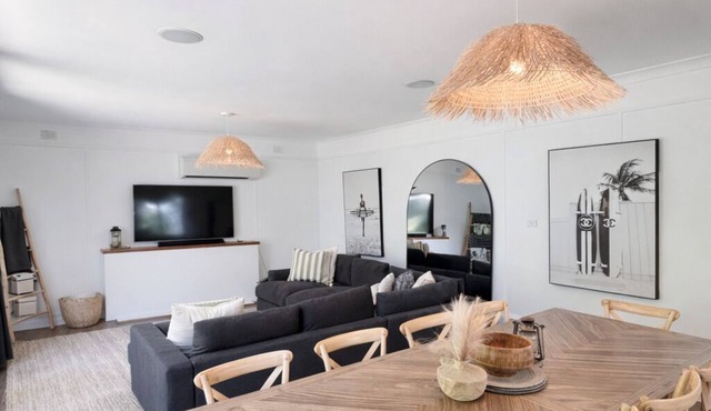 Wave & Willow Retreat- Sleeps 16 & 5 mins to beach