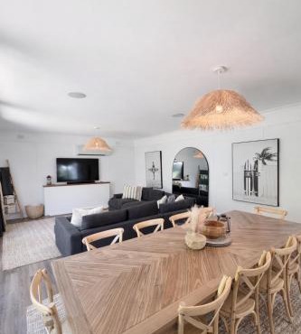 Wave & Willow Retreat- Sleeps 16 & 5 mins to beach