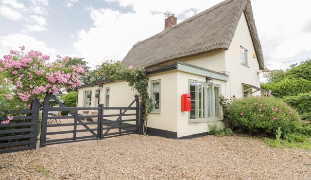 WAVENEY COTTAGE, pet friendly, character holiday cottage in Harleston