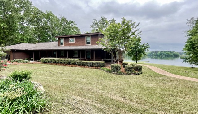 Waverly Lakehouse - private cabin, lake view, close to nOld Waverly/Mossy Oak
