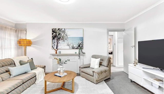 Waves and Walks Close to Beach and Local Boutiques