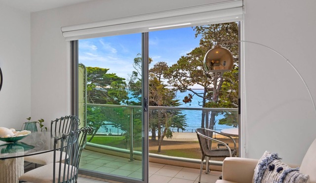 Waves Beach frontage Studio Apartment with views in Cowes (lift access)