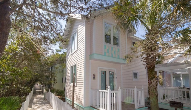 "Waves" | Community Heated Pool | Close to Town Square & Private Beach Access | Dog-Friendly