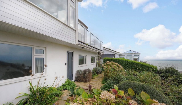 WAVES EDGE, pet friendly, country holiday cottage in Downderry