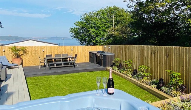 Waves Falmouth-hot tub games room very close to Swanpool beach and Falmouth GC