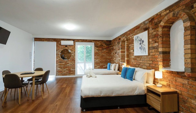 Waves Motel and Apartments