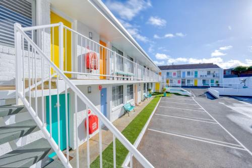 Waves on Banyan formerly Comfort Inn International