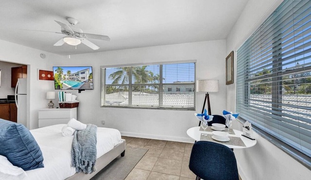 Waves on Desoto Beautiful studio