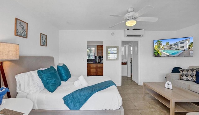 Waves on Desoto Deluxe studio # 4