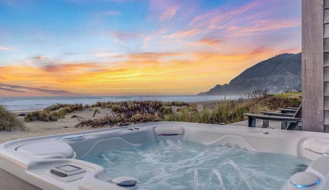 Wavewalker by Manzanita Beach Getaway: Oceanfront, Hot Tub & Amazing Views