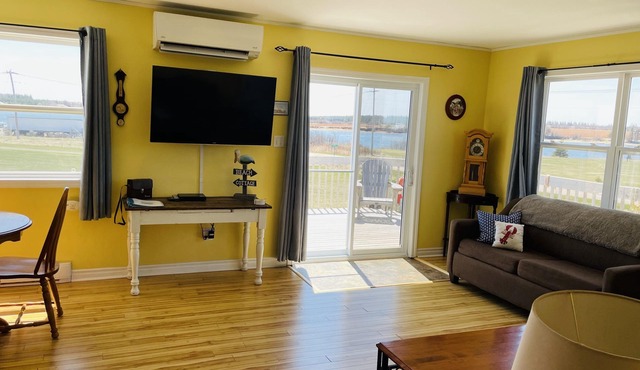 Wavie Waters Cottage! - King bed, Kayaks, Centrally located, stunning views.