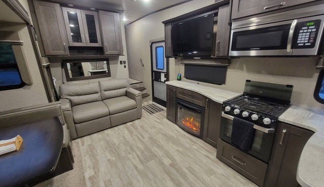 Way better than a Hotel Glamping, quiet rural property, 15mins to the airport.