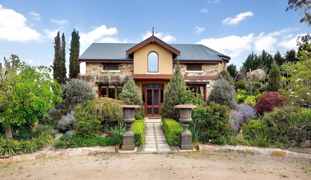 Wayimaa Cottage | 1 bedroom country escape with views