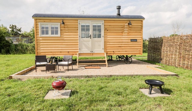 WAYLANDS, pet friendly, with open fire in Uffington