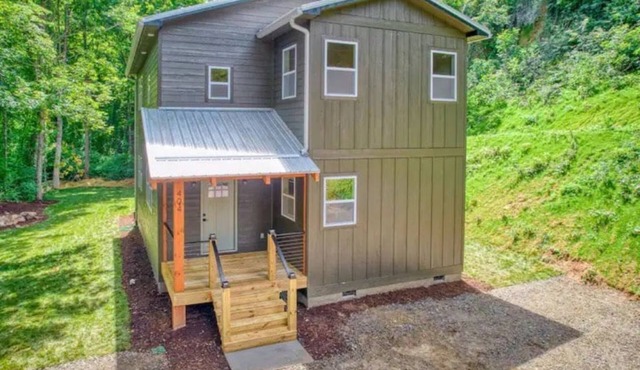 Waynesville Chalet!Downtown! Hot tub! Fenced in private backyard! Walk downtown