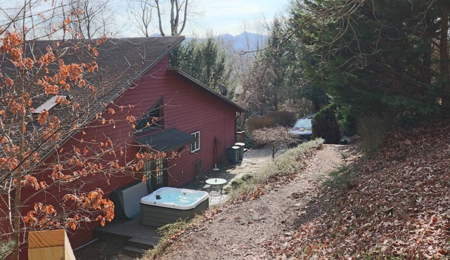 Waynesville Mt. Getaway/Secluded & Peaceful Cabin/Hot Tub/Rec. Rm/Fire pit/Refundable Pet Fee