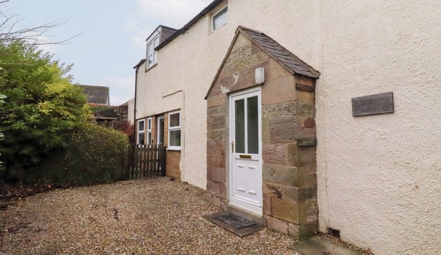 WAYSIDE COTTAGE, pet friendly, with open fire in Newton-By-The-Sea