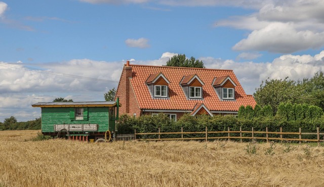 WAYSIDE COTTAGE, family friendly, with hot tub in Pocklington