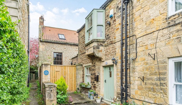 WAYSIDE COTTAGE, pet friendly, country holiday cottage in Staindrop