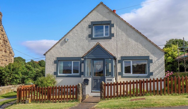 WAYSIDE, pet friendly, character holiday cottage in Glaisdale