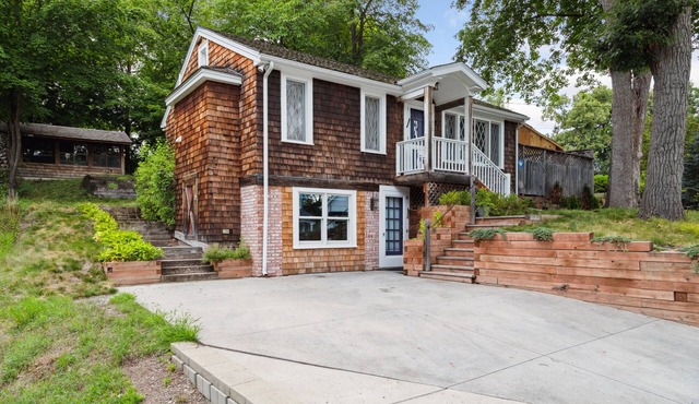 Wayzata Apartment - steps to lake and downtown