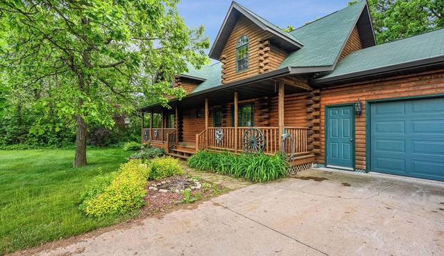 Wazeecha Lodge – A Relaxing, Dog Friendly, Log Home Retreat Near Lake Wazeecha!