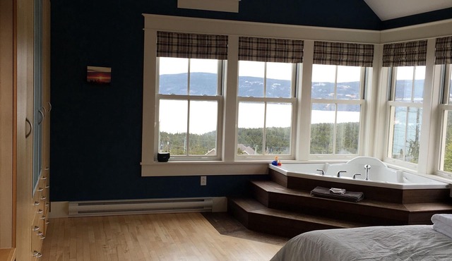 We are Canadian! Modern Salt Box with Amazing Ocean Views 10mins from St. John's