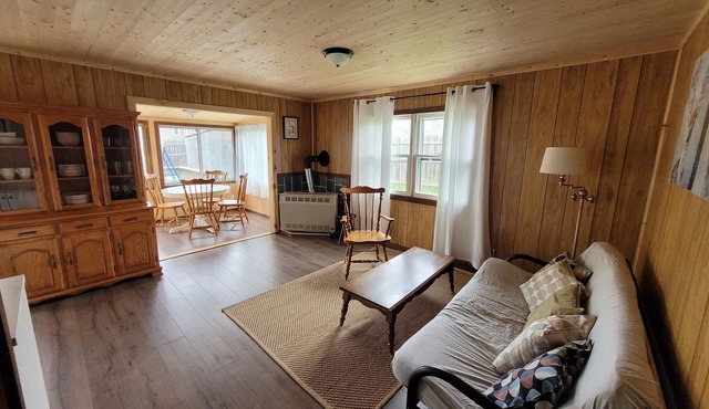 We invite you to enjoy cozy cottage on Howe Island.