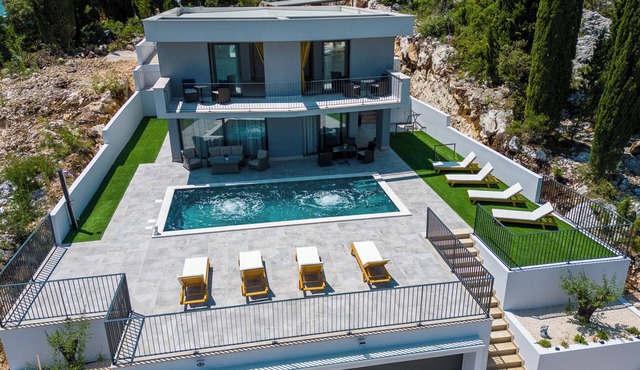 We offer amazing villa for 8 person with private boat space, pool and garage