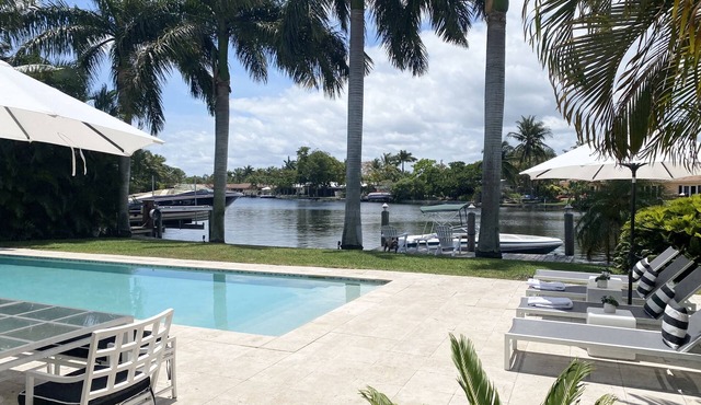 WE ONLY LIVE ONCE : Stylish and peaceful Retreat on the water. Amazing views !