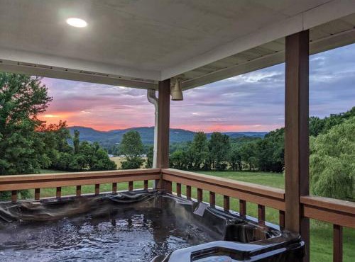 Wears Valley Farmhouse with lovely views, hot tub and fire pit