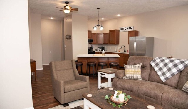 Weaver Loft: Cozy Downtown Retreat in the Heart of Mansfield - Home of Laura Ingalls Wilder!