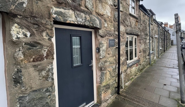 WEAVER'S COTTAGE, pet friendly, with open fire in Tremadog