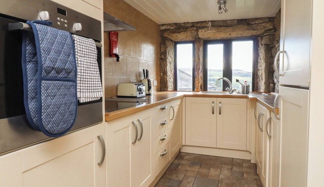 WEAVER'S VIEW, pet friendly, character holiday cottage in Heptonstall