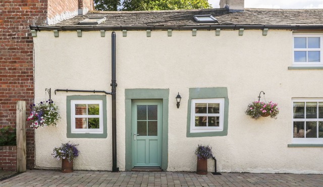 WEAVERS COTTAGE, pet friendly, with open fire in Burgh By Sands