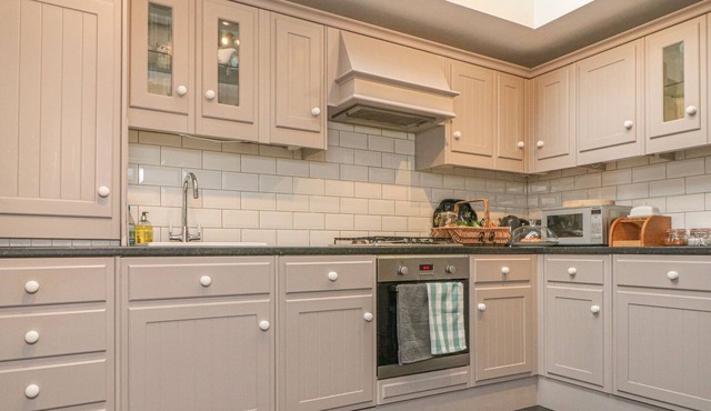 WEAVERS COTTAGE, pet friendly, with open fire in Nailsworth