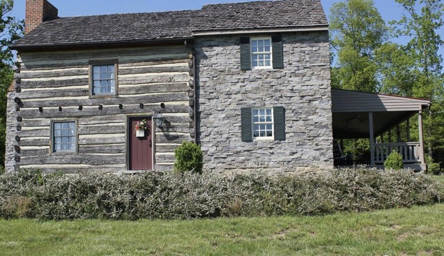 Weaverton-Unique Log Home in Shenandoah Valley