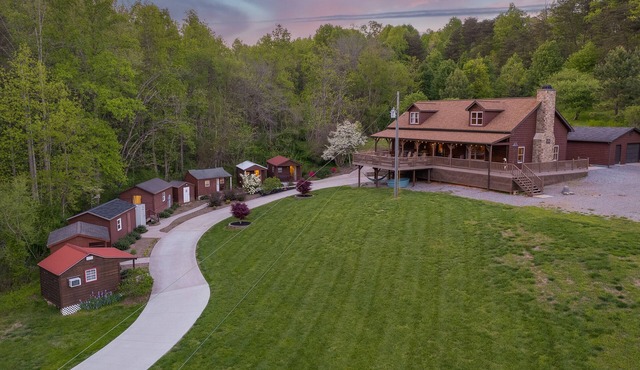 Weaverville Cabin + Mini Cabins w/HOT TUB + Fire on 50 Acres!